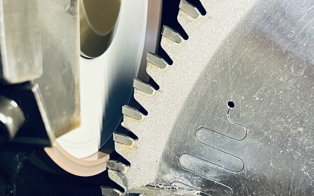 Affilatura di lame a nastro e lame circolari per tagliare legno, alluminio e ferro